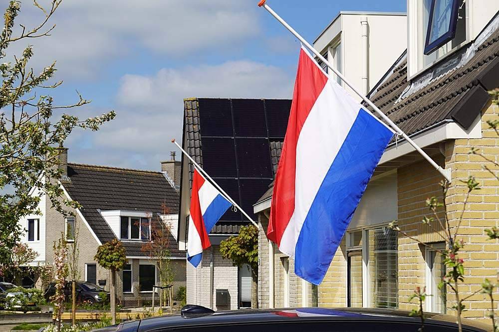 Tijdens de dodenherdeking op 4 mei hangen de vlaggen in Nederland halfstok.
