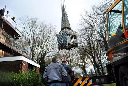 42 Kerk Idskenhuizen torenspits takelen