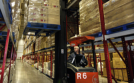 Heftruckchauffeur in actie in het distributiecentrum van Portena Logistiek in Heerenveen.