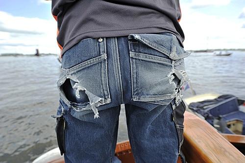 15073152 500 Skutsjeschipper Johannes Meeter zeilt zich gat in de broek