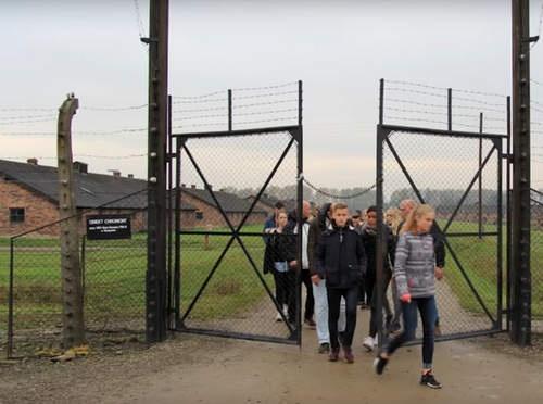 161104 Screenshot reportage GPTV Auschwitz vp