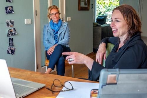Wethouder Lucinne Boelsma en leerkracht Monika Hof van OBS De Brege