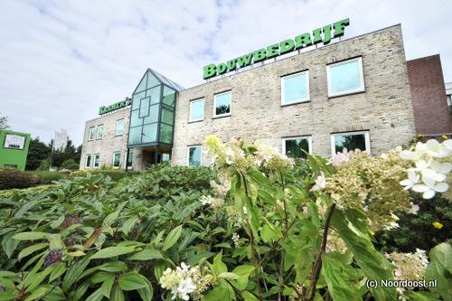 Het faillissement van Kramer's Bouwbedrijf in Sint Nicolaasga is het gesprek van de dag in het dorp. Het laatste grote bouwbedrijf van het bouwvakkersdorp is nu ook geschiedenis. In totaal zeventien mensen  van het bouwbedrijf worden ontslagen.
