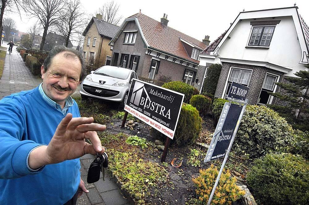 De sleutels voor een gloednieuwe Peugeot 107 heeft Geert van der Schaaf al voor de koper van zijn huis in Langweer klaarliggen. Al een jaar staat de woning te koop en ,,it wurdt heech tiid dat wy it ferkeapje''. Hij en zijn vrouw wonen alweer een poosje elders in Langweer. Degene die de woning koopt, krijgt er een auto van bijna tienduizend euro bij . Van der Schaaf is geïnspireerd door acties elders in het land, waarbij makelaars huizen aanbieden met exorbitante cadeaus. Om ondanks de kredietcrisis weer wat leven in de brouwerij te krijgen, stapte wegenwachter Van der Schaaf naar een nieuwe makelaar. En naar zijn voormalige werkgever, Autobedrijf Mulder in Balk. De auto kon hij voor een geschikte prijs aanschaffen. Een groot bord met wervende teksten in de tuin moeten de rest doen. Liefhebbers moeten snel zijn, want de aanbieding geldt een maand. Wellicht dat de auto nog wat langer in de tuin blijft staan, maar ,,wie het eerst haalt, die het eerst maalt''.