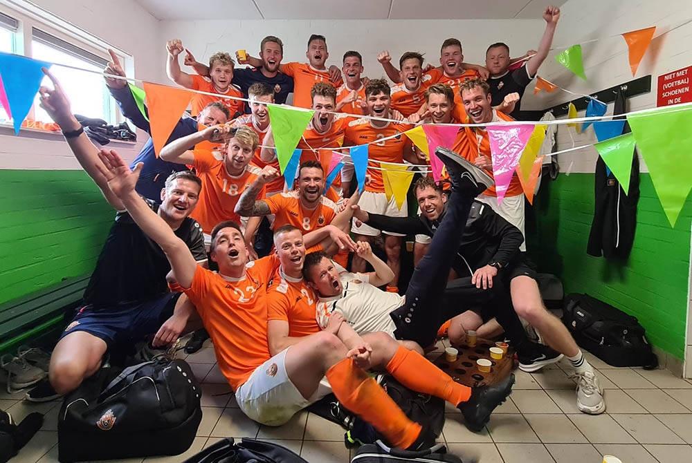 230520 VVI hangt zelf de slingers op