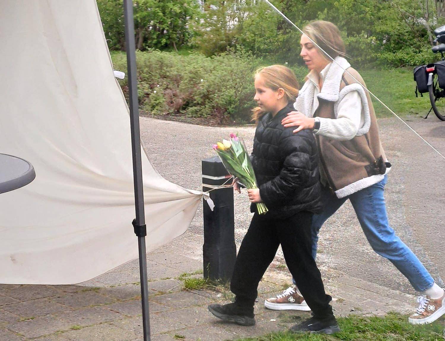 240411SintNyk kledingbank 1jaarfeest blomke