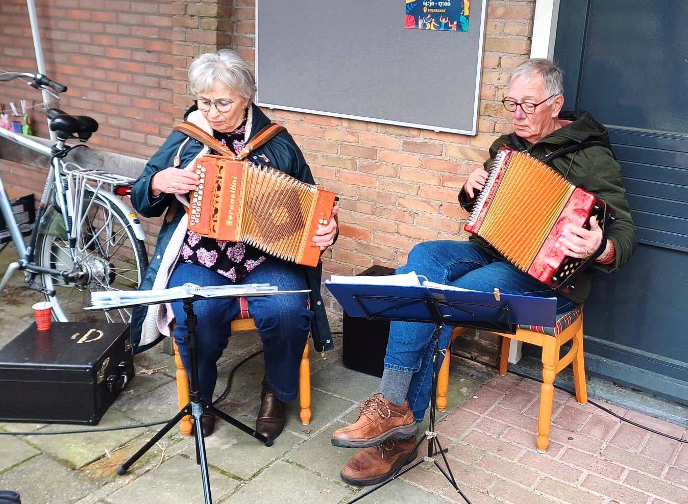 240411SintNyk kledingbank 1jaarfeest muziek