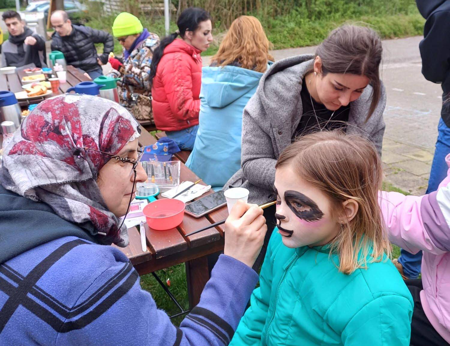 240411SintNyk kledingbank 1jaarfeest schmink2