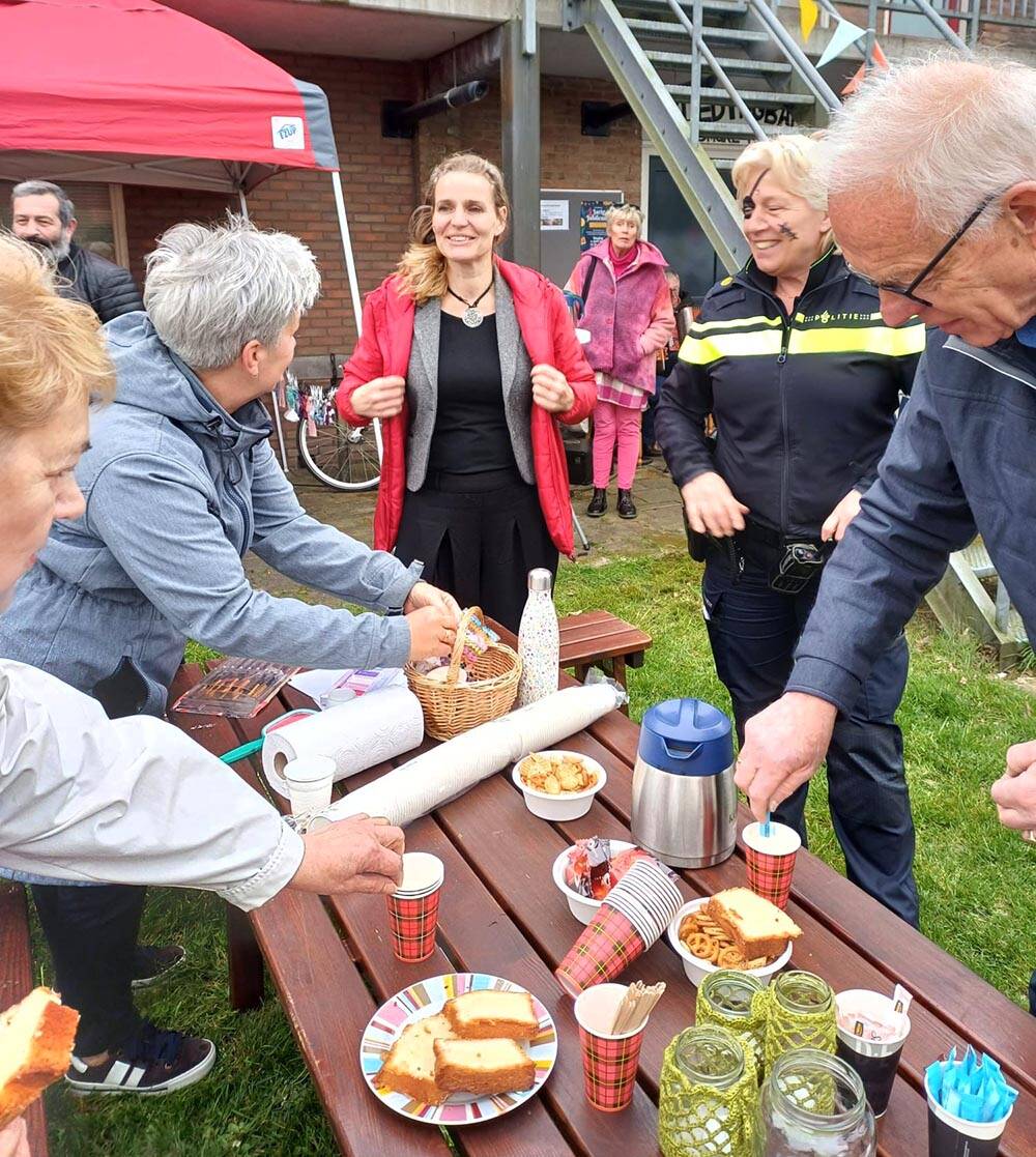 240411SintNyk kledingbank 1jaarfeest tafel