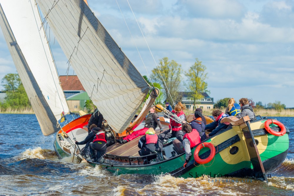 Skûtsjesilen Langweer met stevig windje