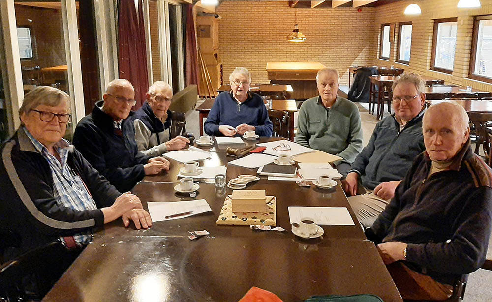 Scaakclub De Hynstesprong uit Sint Nicolaasga sluit seizoen 23-24 af. Van links naar rechts v. l. n. r.  Joop Schouten, Klaas Koopmans, Sjef de Leijer, Thijs de Jong, Harm Hania, Piet  Keestra en  Siep Osinga.