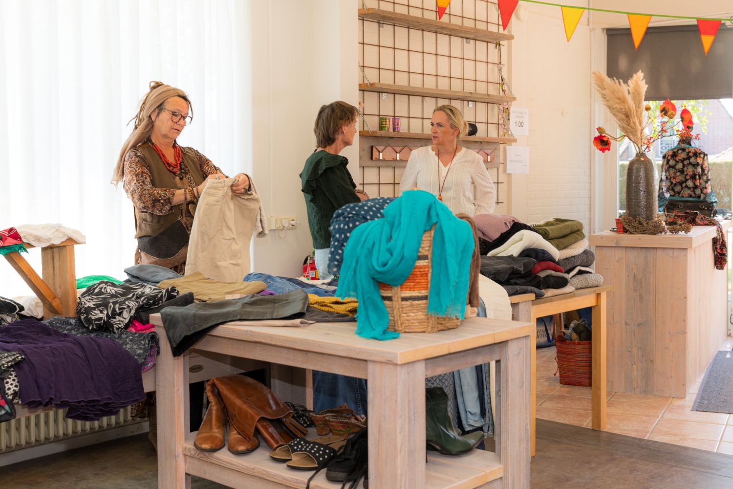 250517 SintNyk verkoop vintagekleding 2 c SprekendCleo 1500