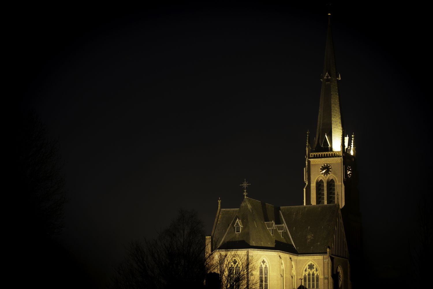 Kerktoren Sint Nyk deels in donker - vóór Kerst nieuwe verlichting