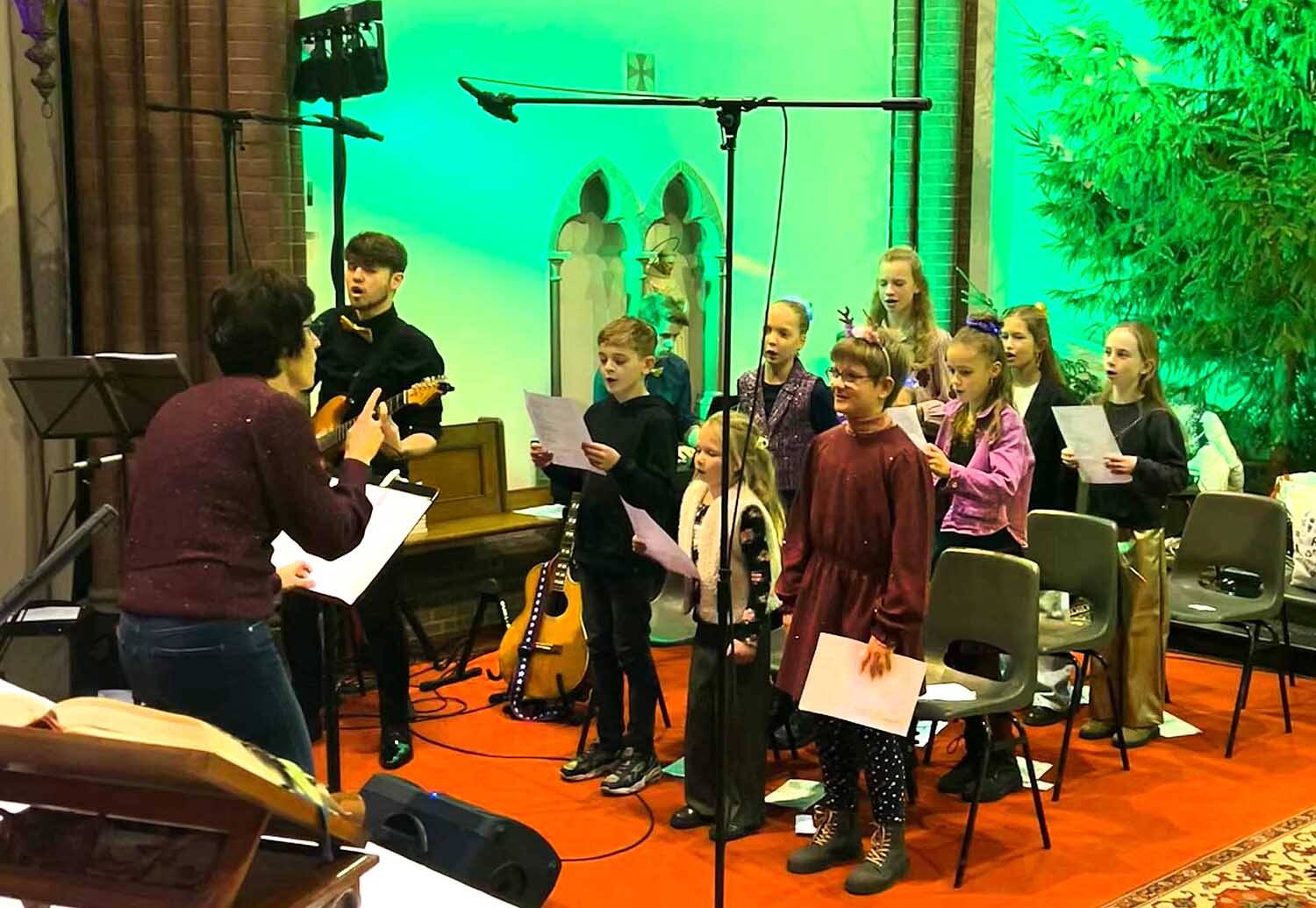 251225 SintNyk rkkerk familiekerstviering koor 4