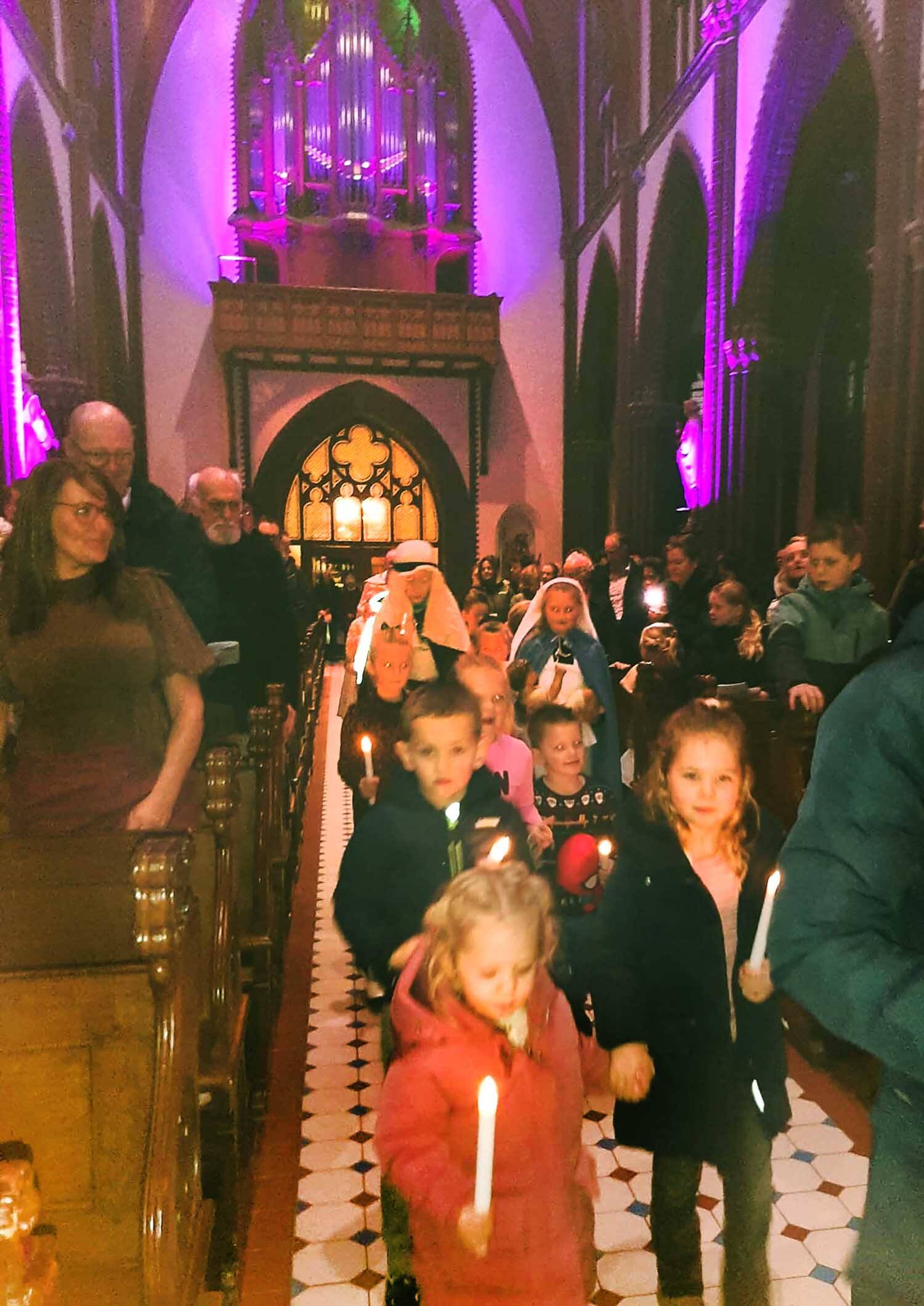 251225 SintNyk rkkerk familiekerstviering lichtjesprocessie 2