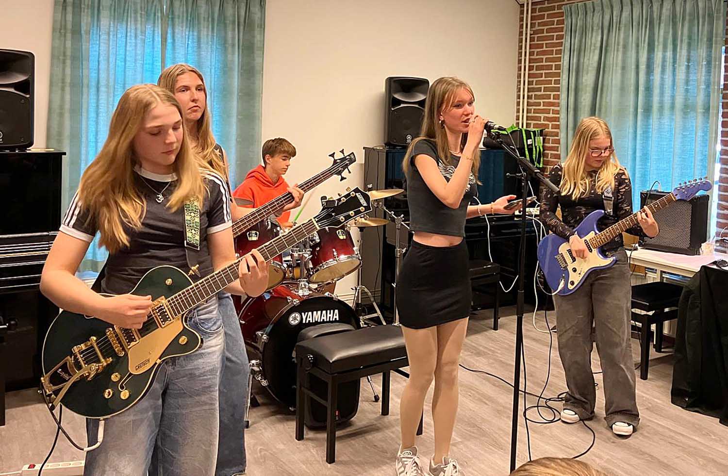 250603 SintNyk Bloeiweek gitaarles 1