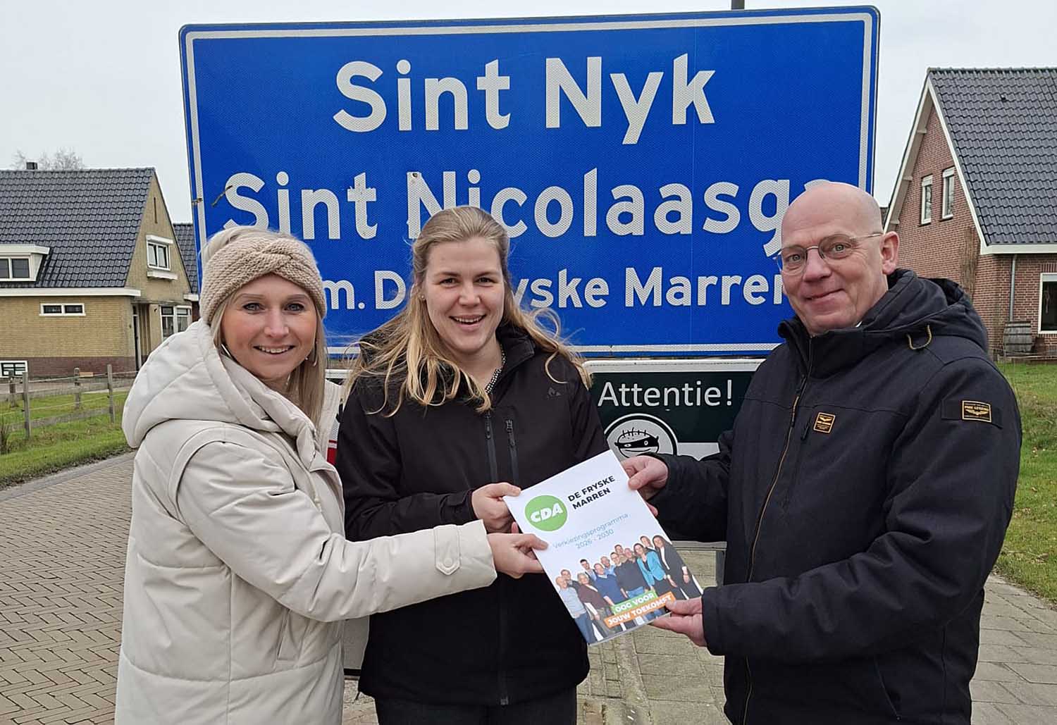 Esther Hoekstra (links) en Irene Hogeterp van Wolwêze Sint Nyk en CDA-kandidaat Yme Nota.