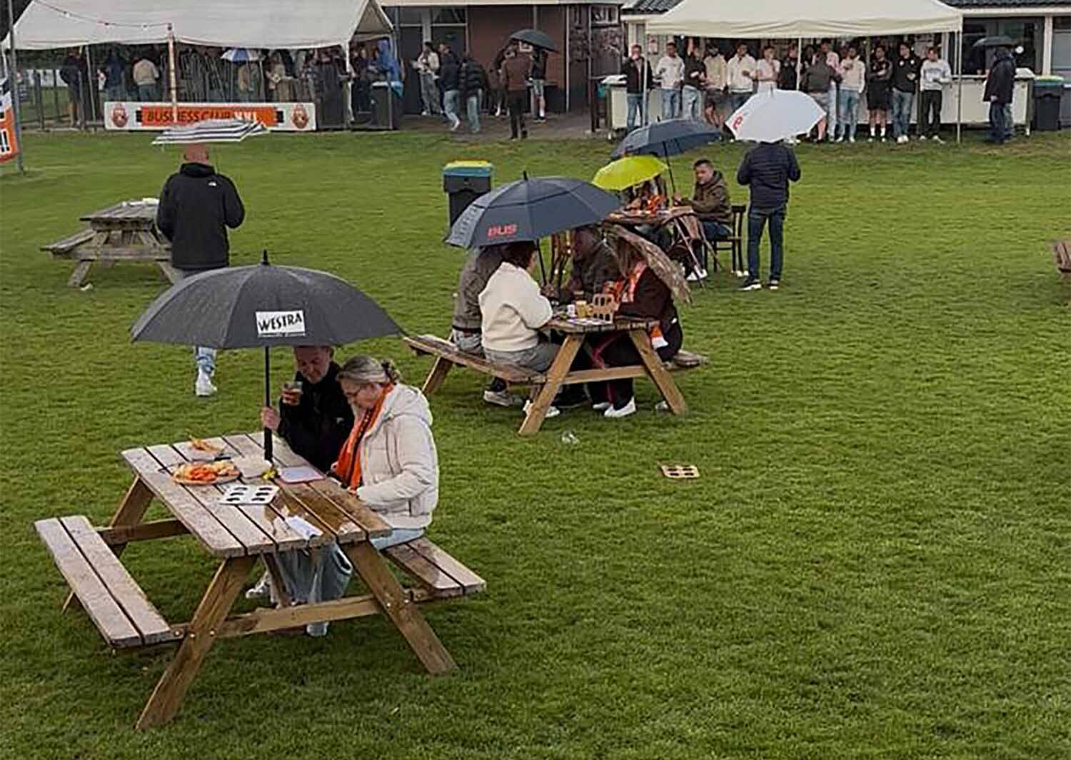 260604 VVI 80jaar Hitster metparaplu