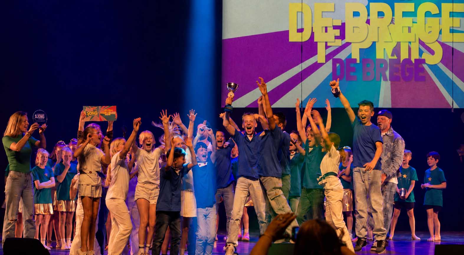 OBS De Brêge wint SJONG Junior 2026 met ode aan Scharsterbrug