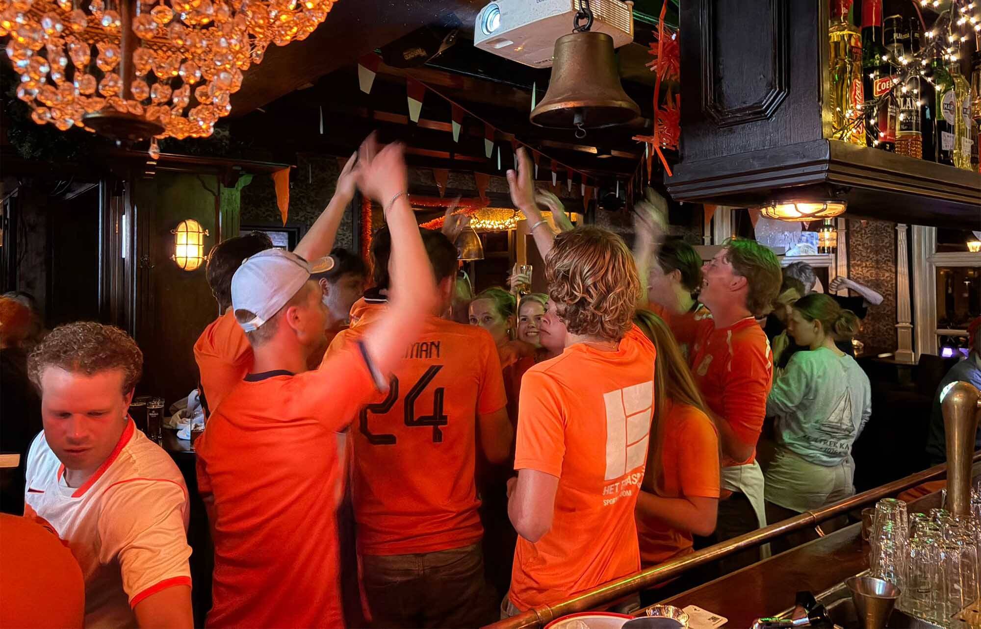 260629 Langweer DeDrieZwaantjes voetbalkijkenOranje
