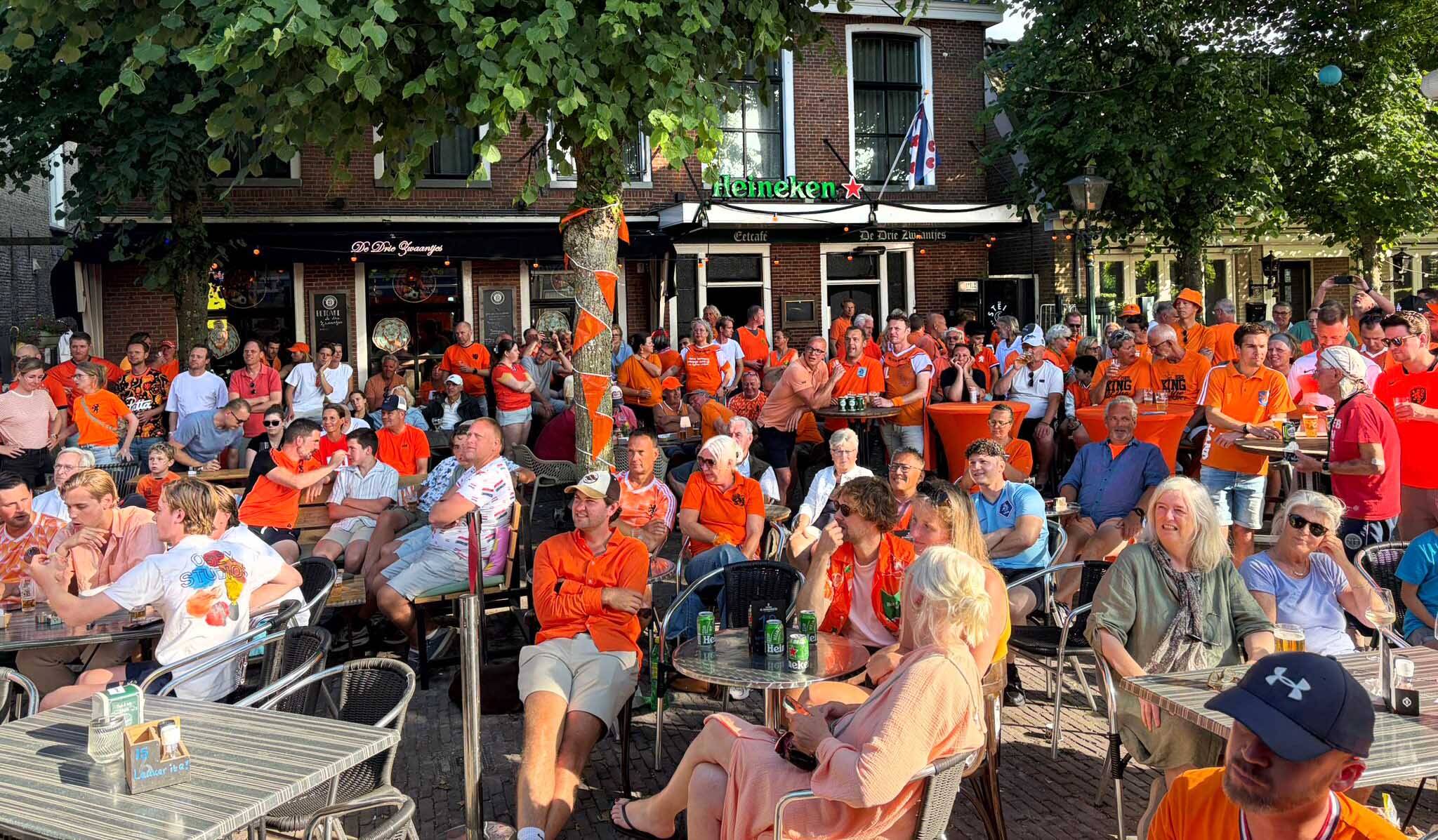 260629 Langweer DeDrieZwaantjes voetbalkijkenOranje2
