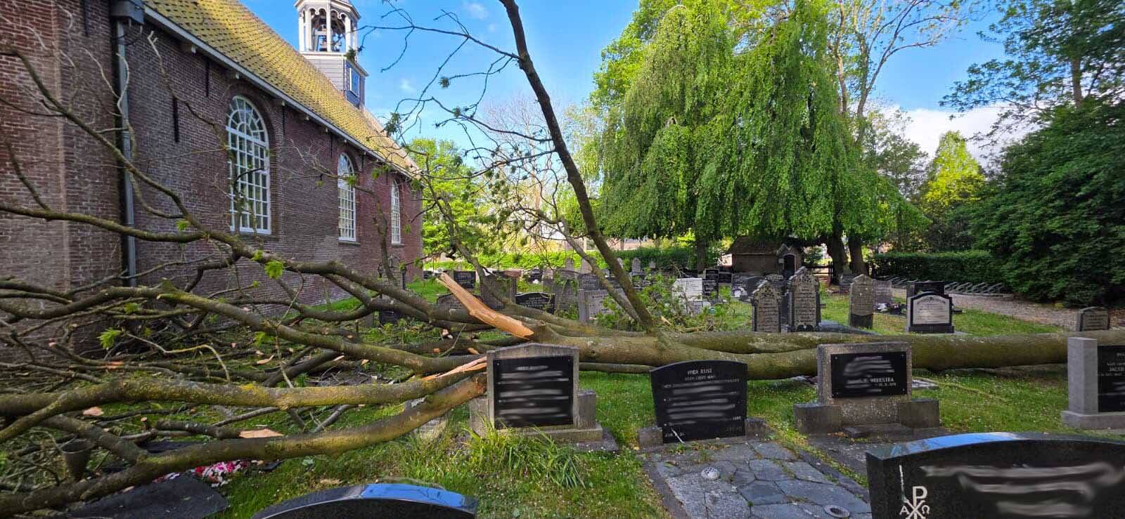 260727 SintNyk PKN kerk stormschade bomen zerken 4 c PieterDijkstra