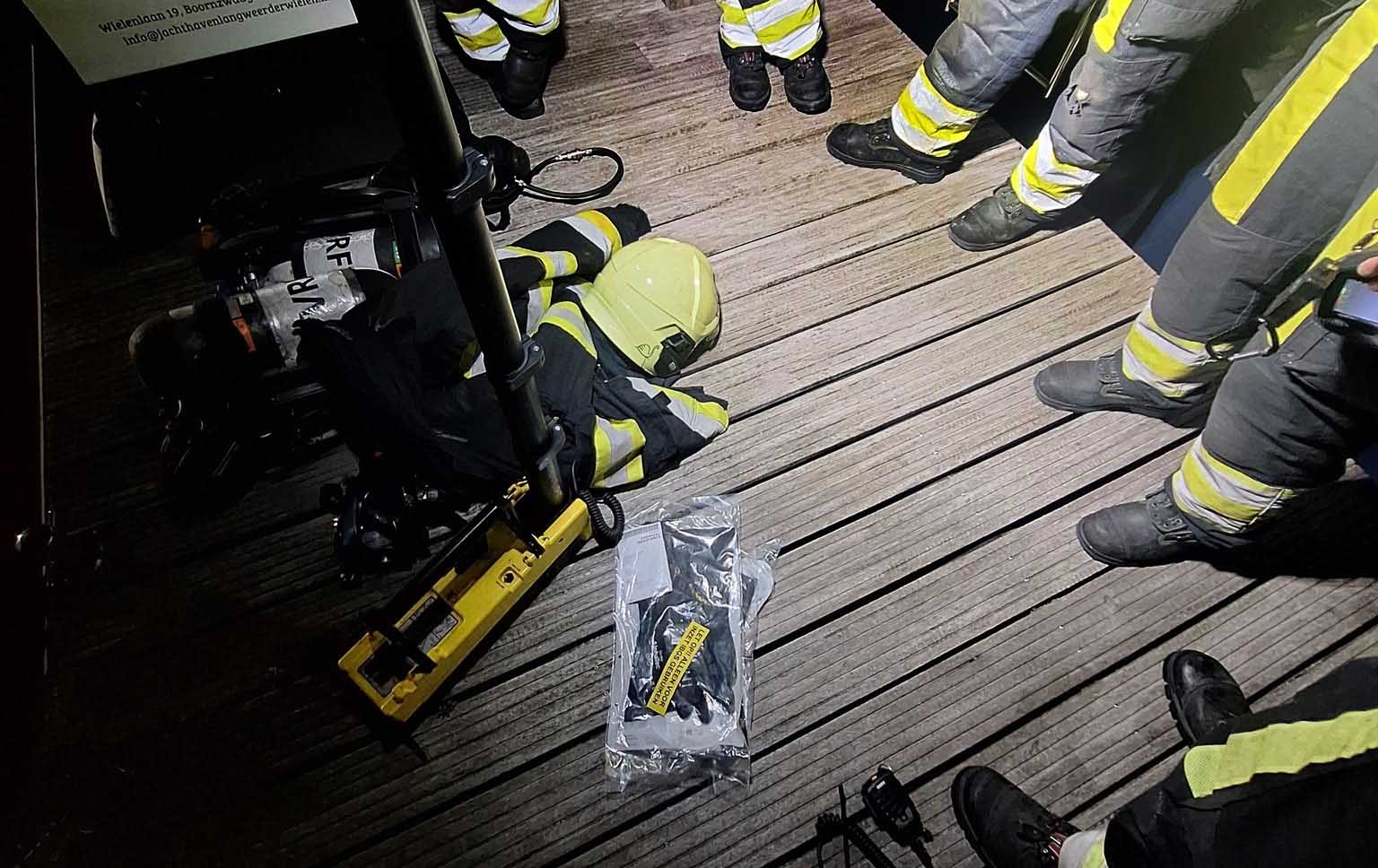 Brandweer in actie voor oververhitte accu op boot in Boornzwaag.