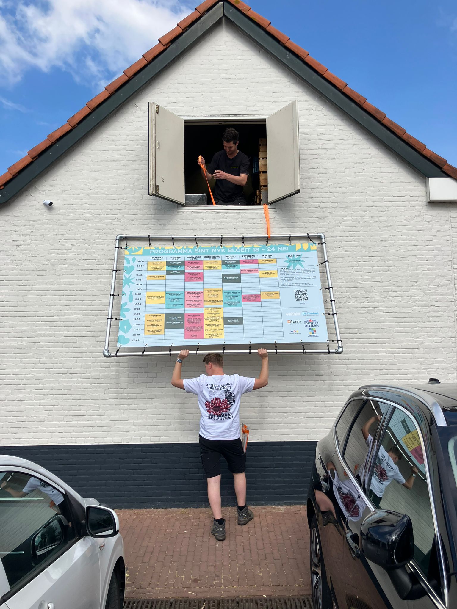 260510 SintNyk Bloeiweek ophangen doek blokkenschema