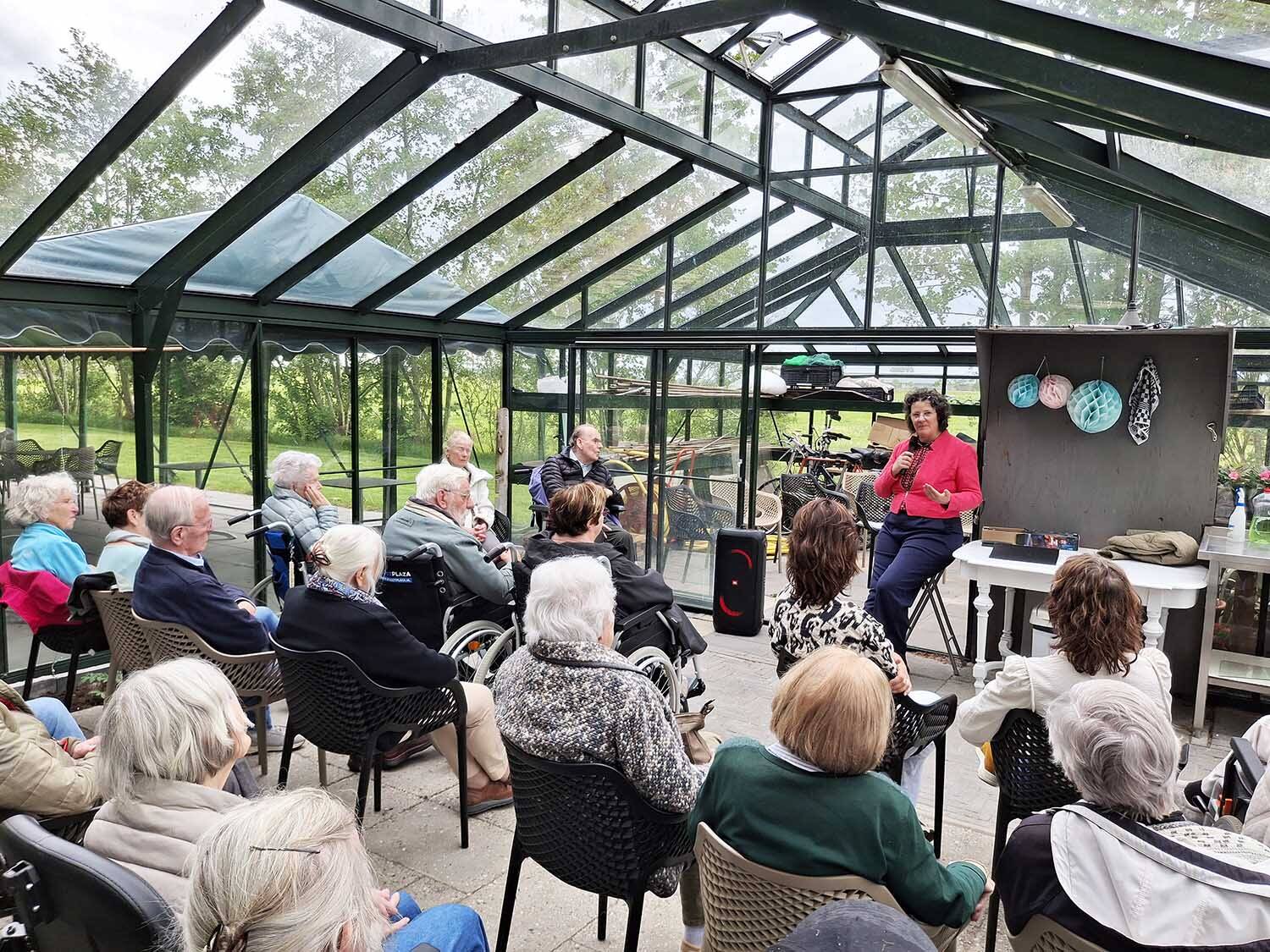 Voorlezen brengt bezoekers Bloeiweek met elkaar in gesprek