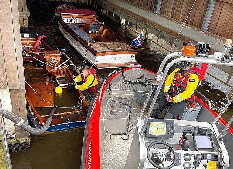 220425 Langweer gezonken bootje cbrandweer