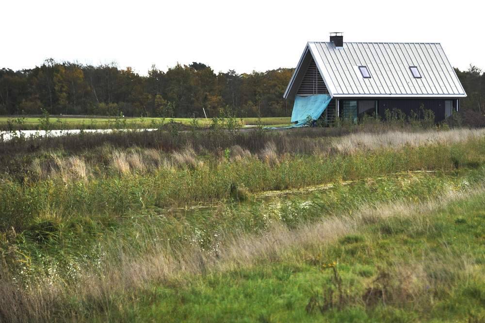 November 2018: Dertig vakantievilla's van minimaal bijna een half miljoen euro zijn in aanbouw aan het Meer van Eysinga in Sint Nicolaasga. De waterpartij is speciaal voor het plan uitgegraven. 