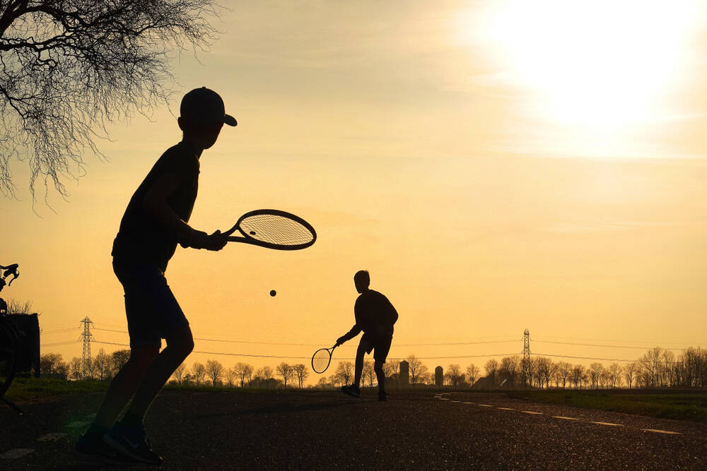 Vanwege de corona-pandemie zijn alle sportcomplexen gesloten, maar tennissen kan altijd. De broertjes Gerben en Folmer Hannema uit Akkrum hebben de Leppedijk naast hun woning omgeturnd tot tennisbaan. Ze slaan hun balletje zolang er geen verkeer langskomt. Het ruilverkavelingsweggetje is in coronatijden razend populair. Wandelaars, joggers, hardlopers, fietsers, motorrijders en automobilisten weten de toeristische landweg tussen Akkrum en Grou goed te vinden.