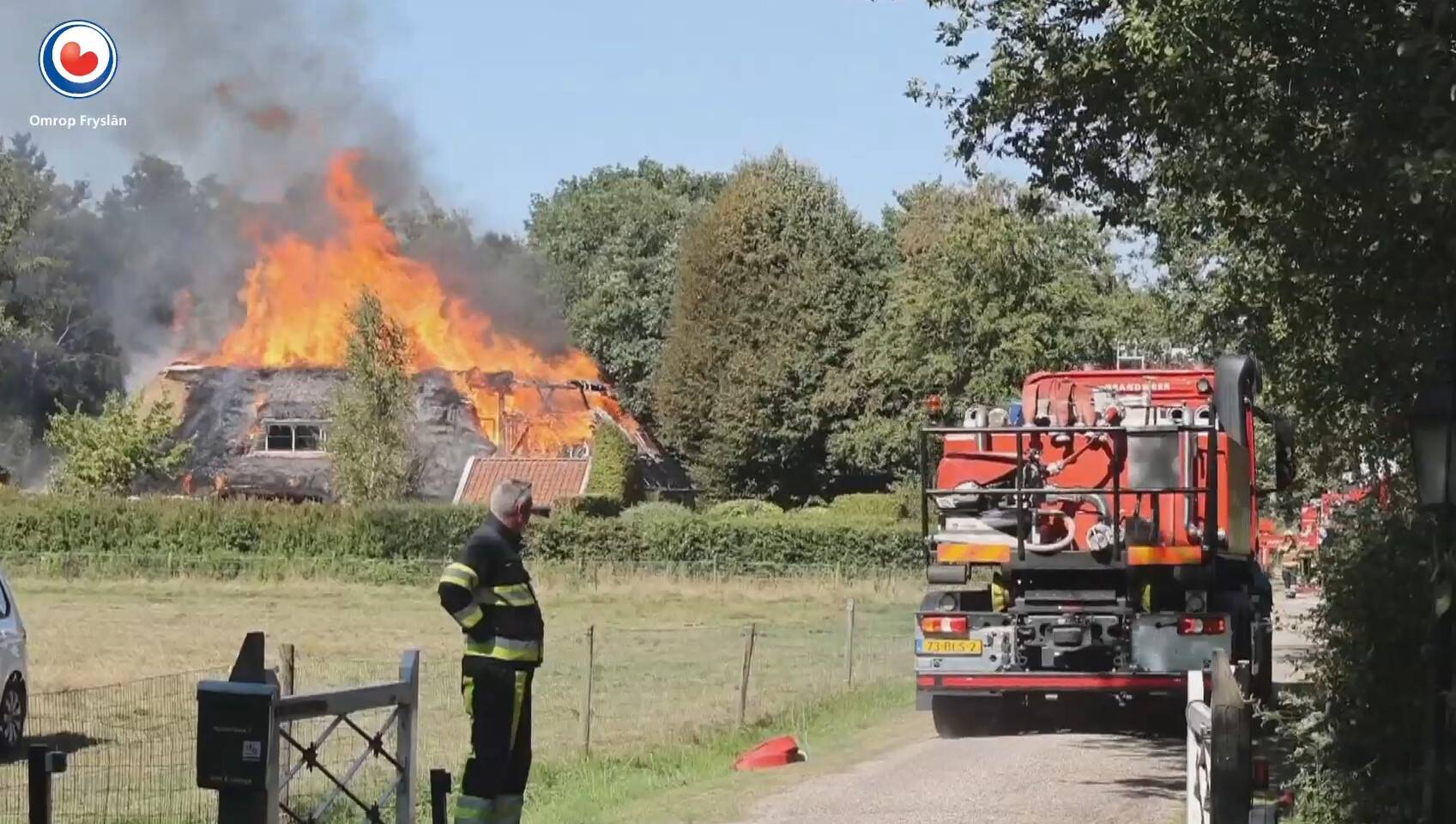 Een brand in de schuur van het veehouderijbedrijf van W. Hospes in Raerd heeft een gat in het schuurdak gemaakt. Drie brandweerkorpsen kwamen met onder andere een ladderwagen om het vuur te bestrijden. De bewoners waren zelf al aan het blussen geweest. De brandweer kon hun werk afmaken. Oorzaak is waarschijnlijk een oververhitte kachelpijp. Twee Friese paarden konden uit de schuur worden gered. Een deel van de dakpannen moest worden verwijderd. De harde wind bemoeilijkte het blussen van de brand. Terwijl de brandweer druk bezig was, hielp veehouder Hospes in de ligboxenstal ook nog bij het kalven van een koe.