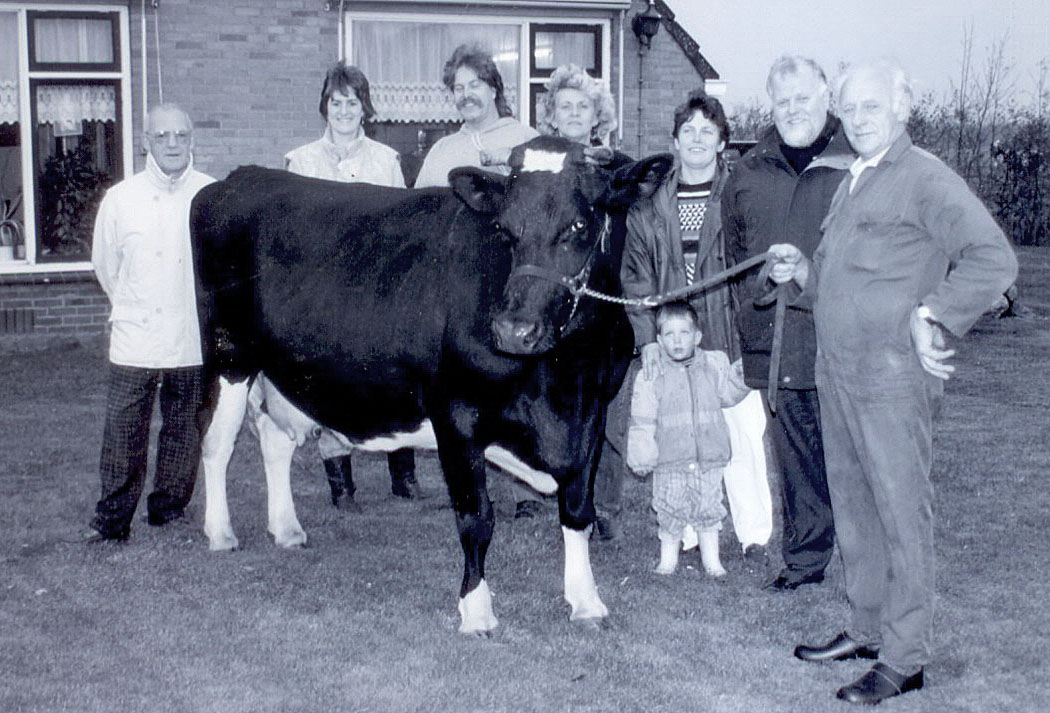 Agricola Lubbert met 100.000 ltr koe Julia 1990