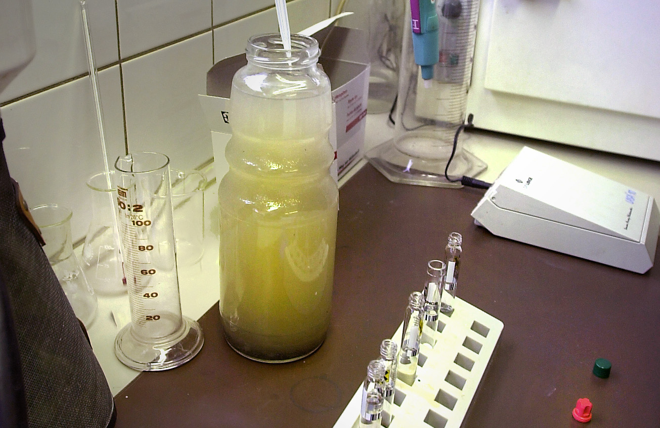 Onderzoek naar de kwaliteit van rioolwater in een laboratorium op een rioolwaterzuiveringsinstallatie.FOTO: Alex J. de HaanHome-page: http://www.noordoost.nlE-mail: persbureau@noordoost.nl(c) Persbureau Noordoost/Heerenveentel: 0513-626999 fax: 0513-623253mobiel: 0654-727.557