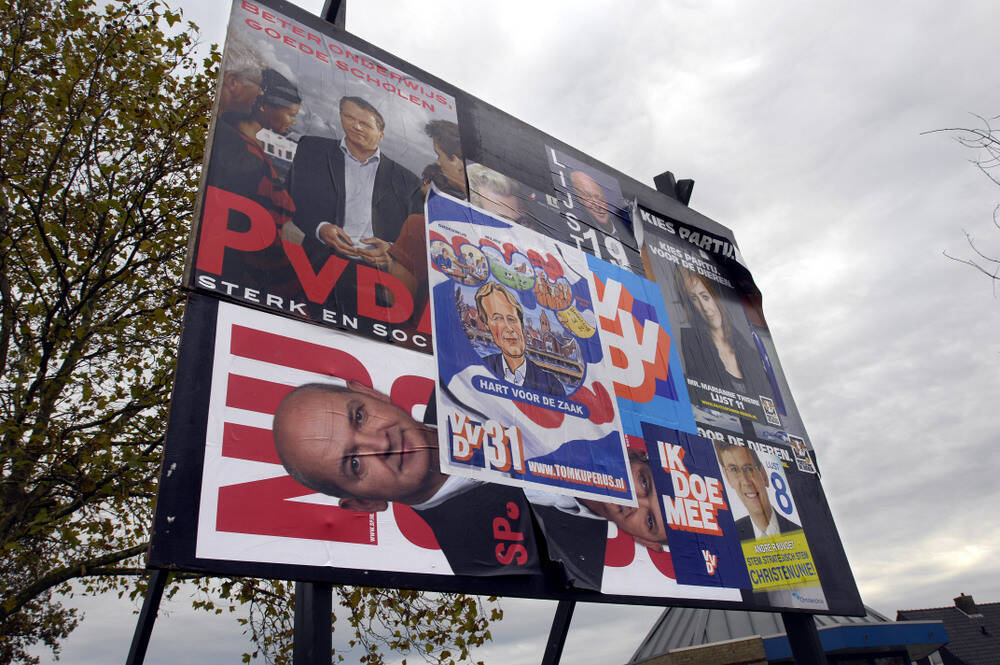 Ruimtegebrek op verkiezingsborden. De grootte van de posters  noopt plakkers van politieke partijen nauwgezet om te gaan met de beschikbare vierkante meters. Een bord in Akkrum is wel heel krap bemeten. Posters zijn over elkaar heen geplakt en sommigen verdwijnen helemaal uit beeld.