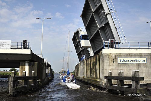 Pleziervaarders wachten voor de Scharsterrijnbrug in de A6 tussen Joure en Emmeloord. Het scheepvaartverkeer zorgt 's zomers voor regelmatig oponthoud voor het wegverkeer. De aanleg van een aquaduct zou dat probleem kunnen oplossen.