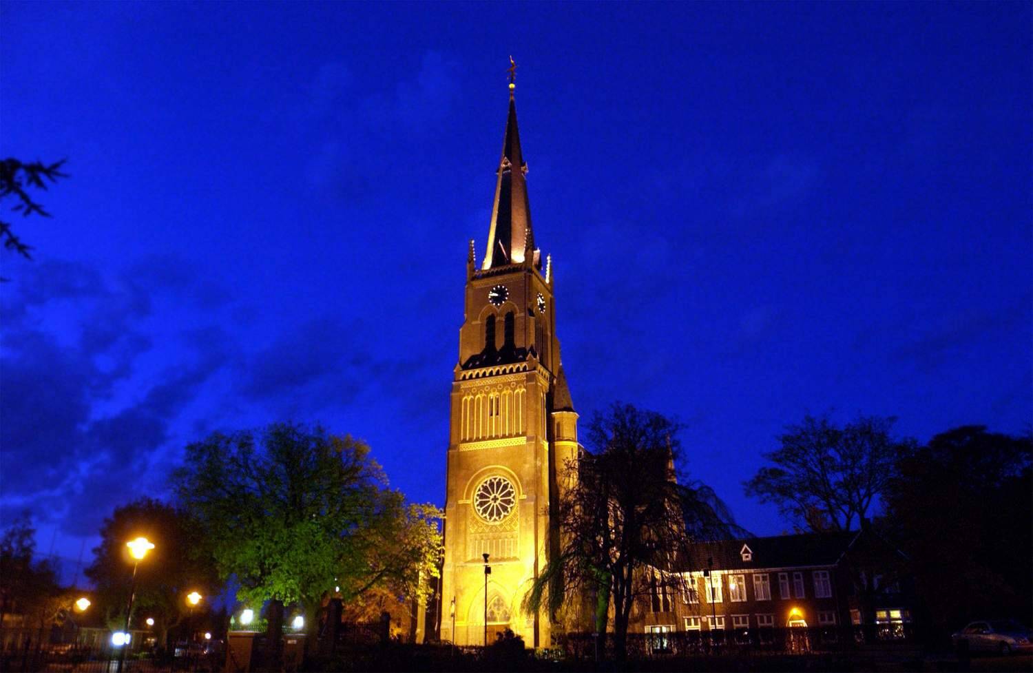 De rooms-katholieke kerk in Sint Nicolaasga is 's avonds en 's nachts verlicht.FOTO: Alex J. de HaanHome-page: http://www.noordoost.nlE-mail: persbureau@noordoost.nl(c) Persbureau Noordoost/Heerenveentel: 0513-626999 fax: 0513-623253mobiel: 0654-727.557