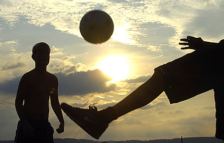 06073053 voetbal bij zonsondergang