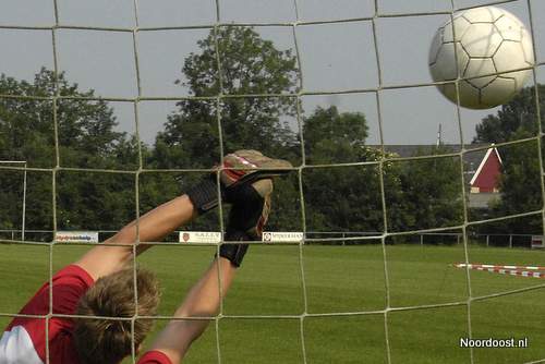 Voetbalvereniging Akkrum hield zaterdag de jaarlijkse wedstrijd om de Penaltybokaal voor de jeugd. Over de hele dag verdeeld kwamen nagenoeg alle jeugdspelers langs om mee te doen aan het penaltyschieten op keeper Michel Geertsma (foto), die in het eerste van VV Akkrum speelt. Daarnaast was er een spelletjescircuit waaraan iedereen kon meedoen. Op een markt  werden tweehandens voetbalschoenen, shirts en anders voetbalbenodigdheden verkocht.