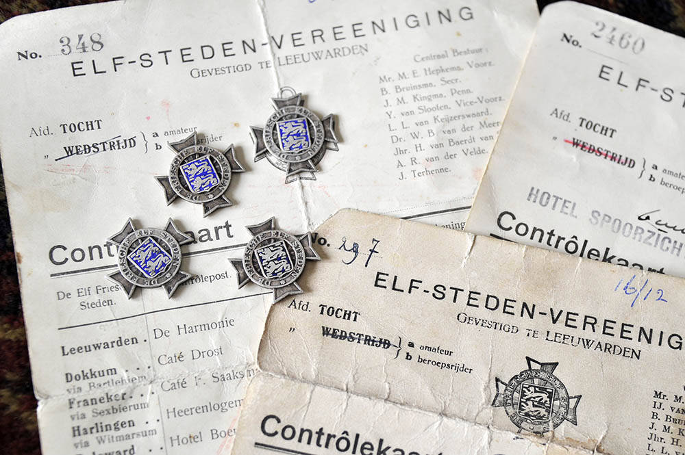 Vier kruisjes en drie stempelkaarten van de vereniging De Friesche Elf Steden. Piet Fransen (98) reed de Elfstedentochten in 1933, 1940, 1941 en 1942. Alleen van de laatste tocht heeft hij geen controlekaart. De organisatie zou 'm opsturen, maar dat is niet gebeurd.