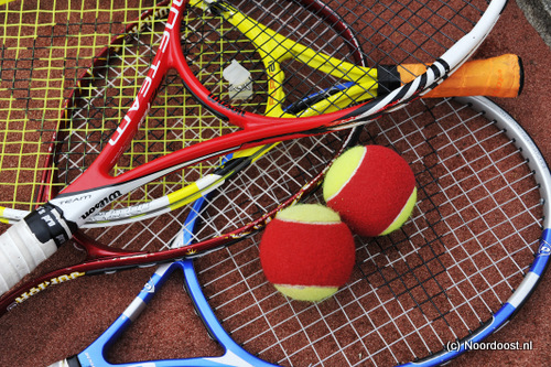 Tennisballen en tennisrackets voor jeugdspelers.