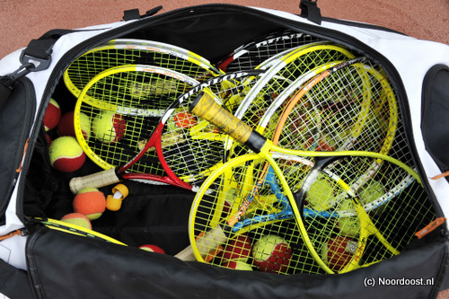 Tennisballen en tennisrackets voor jeugdspelers.
