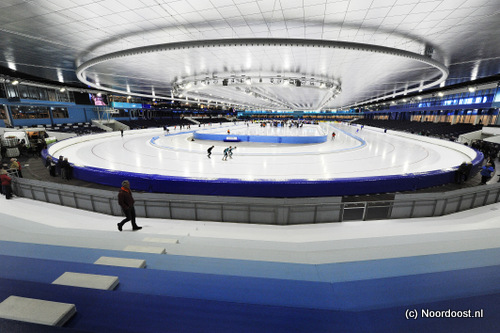 Bezoekers van de open dag van het vernieuwde ijsstadion Thialf in Heerenveen. Het complex is voor 38 miljoen euro verbouwd. Met allerlei maatregelen, zoals 5.000 zonnepanelen op het dak, moet het gebouw in 2020 zelfvoorzienend in energie zijn. Tijdens de drukbezochte open dag werden diverse demonstraties gegeven van onder andere shorttrack- en langebaanschaatsen maar ook van kunstrijden en schoonrijden. Bezoekers konden ook zelf rondjes op de vierhonderdmeterbaan en in de ijshockeyhal schaatsen.