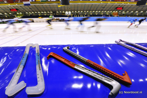 Schaatsen Thialf vervaagde schaatsers met hoezen op boarding 15122252