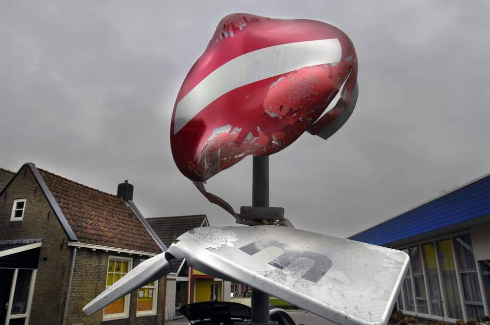 Een vernield verkeersbord is stille getuige van de oudejaarsviering in Akkrum. Met behulp van verschillende stukken illegaal vuurwerk zijn de borden compleet opgeblazen. Waarschijnlijk zijn zware vlinderbommen gebruikt.