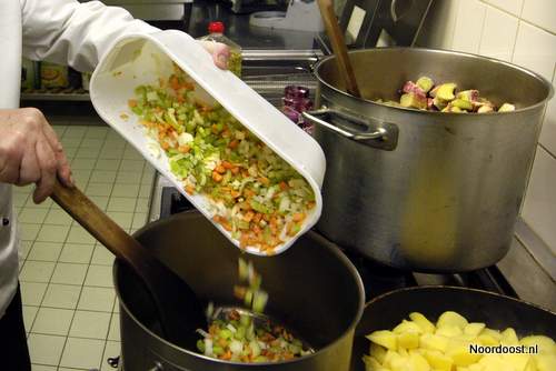 Kok Arend Talen in de keuken van herberg-restaurant It Polderhûs in De Veenhoop.