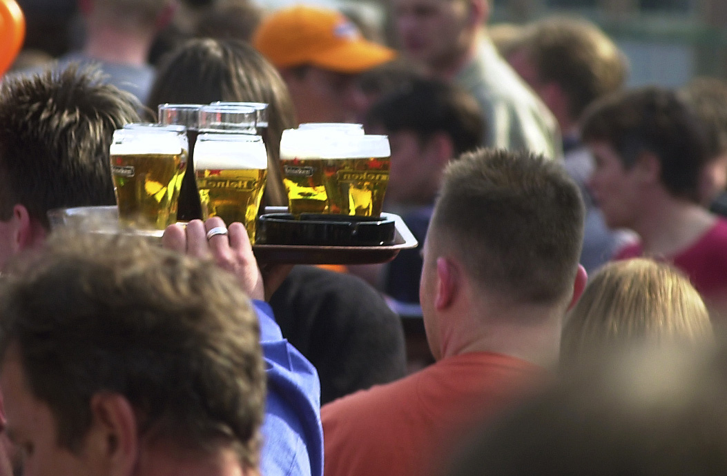 Een dienblad met bier torent boven de - soms gekroonde - hoofden uit op het Kerkplein in Meppel tijdens koninginnedag 2001.FOTO: Alex J. de HaanHome-page: http://www.noordoost.nlE-mail: persbureau@noordoost.nl(c) Persbureau Noordoost/Heerenveentel: 0513-626999 fax: 0513-623253mobiel: 0654-727.557
