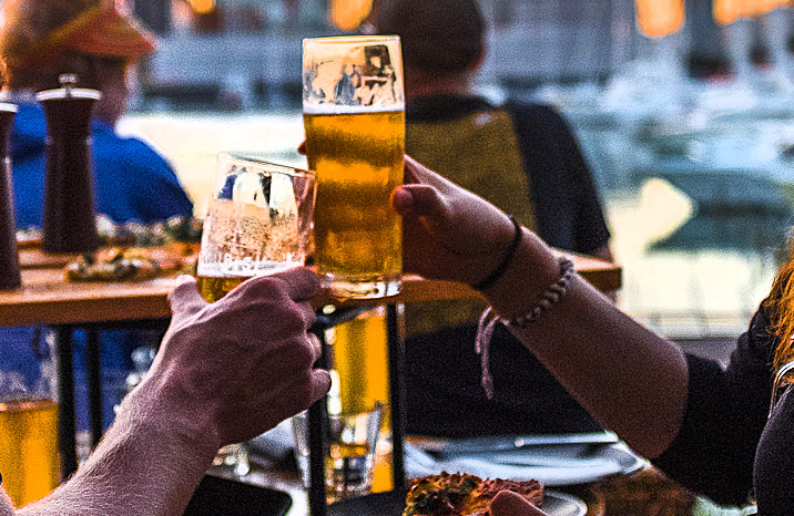 Auckland, oktober 2017 - Op het terras van Dr Rudi's Rooftop Brewing Co. in de Nieuw-Zeelandse stad Auckland toost Jorrit de Haan met Sanne van der Beek. Hij ontmoette haar en haar vriendin tijdens een reis met Mike Wu, die hij na afloop van zijn studie in het Australische Melbourne in 2017 maakte.