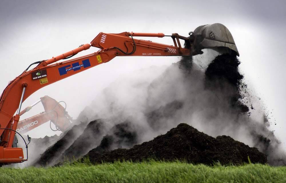 Grote wolken waterdamp ontsnappen uit de metershoge bergen compost op het terrein van de zandwinput van Van der Wiel BV in Nij Beets. Kraanmachinisten van loonbedrijf Lageveen uit Nij Beets verplaatsen de compost regelmatig. Afhankelijk van de weersomstandigheden ontwikkelen zich dan wolken damp, die soms zo dicht zijn dat ze geen hand voor ogen zien.